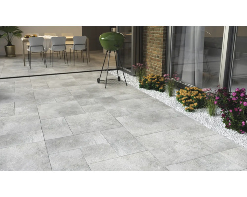 Terrasse mit Grill, Sitzbereich und Fliesen