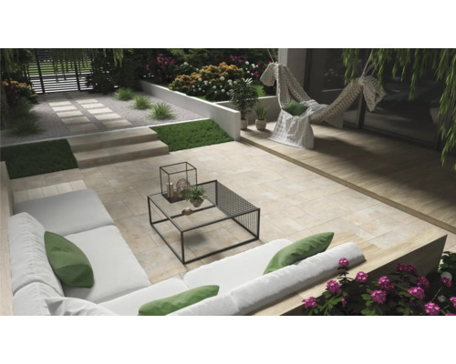 Terrasse mit Sitzgruppe, Hängematte und Pflastersteinen