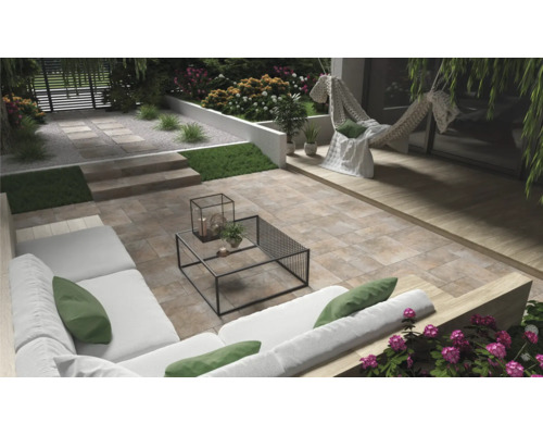 Gestalteter Garten mit Terrasse, Gartenmöbeln und dekorativen Elementen.