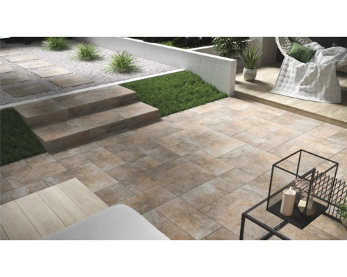 Terrasse mit Steinstufen, Gartenwegplatten und Sitzgelegenheit