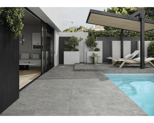 Außenbereich mit Pool, Fliesenboden, Liegestühlen und Pergola