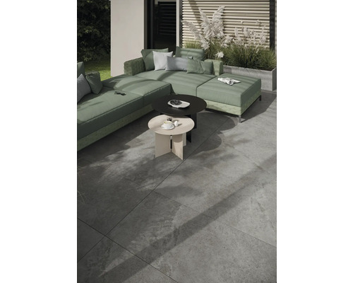 Außenszene mit modularem Sofa, zwei runden Beistelltischen und Bodenfliesen.
