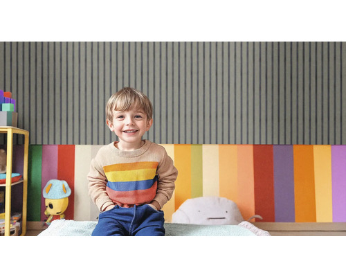 Zimmer mit Tapete mit Streifenmuster und einem Jungen im Vordergrund