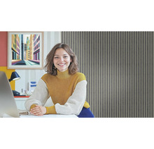 Helles Arbeitszimmer mit einer Frau am Schreibtisch und Wandpaneelen