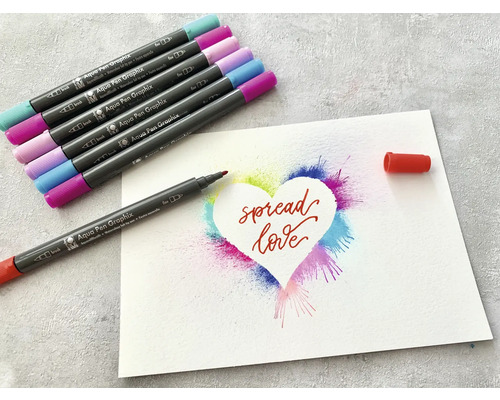 Aquarellstifte mit einer Illustration eines Herzens mit der Aufschrift ''Spread Love''.