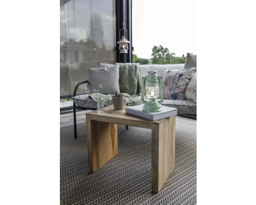 Dekoratives Wohnzimmer mit Holzbeistelltisch, Sofa mit Kissen und Laternen