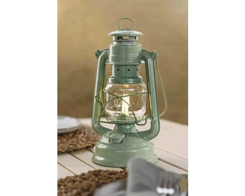 Grüne Petroleumlampe auf einem Tisch