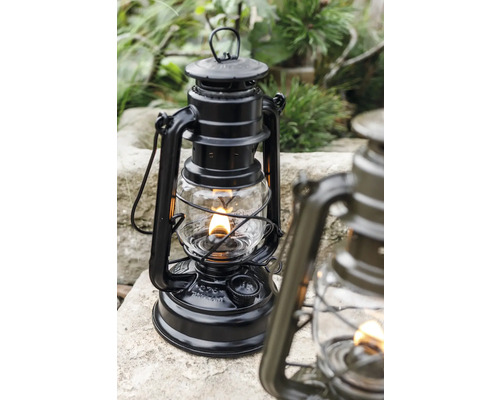 Schwarze Petroleumlampe mit Glaszylinder für den Außenbereich