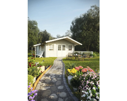 Garten mit Gartenhaus, Gartenmöbeln und blühenden Blumenbeeten