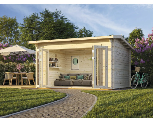 Holzgartenhaus mit geöffneten Glastüren, Terrasse mit Sitzgruppe und Fahrrad im Garten