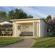 Gartenhaus mit offenem Doppeltüren, Sofa, Regalen, Tisch, Stühlen und einem Fahrrad im Garten