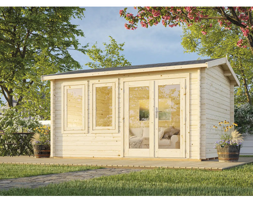 Gartenhaus aus Holz mit Fenstern und Doppeltür im Garten.