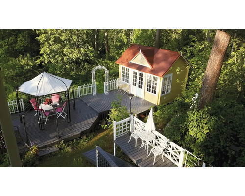 Gartenlandschaft mit Pavillon, Gartenhaus und Sitzgruppen auf erhöhten Holzterrassen.