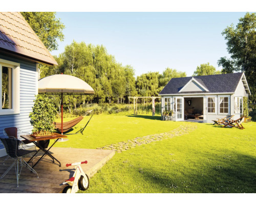 Gartenansicht mit Gartenhaus, Terrasse, Sonnenschirm, Hängematte und Kinderspielgeräten auf Rasenfläche