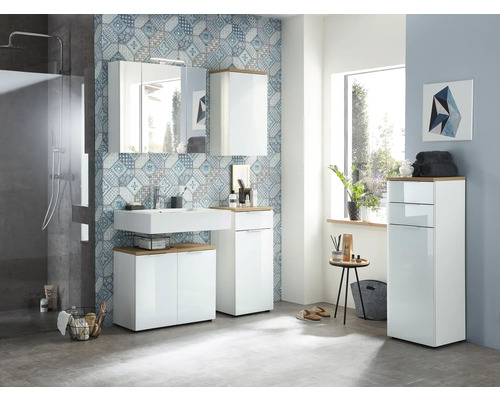 Badezimmer mit Waschbecken, Spiegelschrank, Hängeschrank und Hochschrank in hellem Design