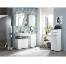 Modernes Badezimmer mit Waschtisch, Spiegelschrank und Hochschrank in Weiß und Holzoptik vor gemusterter Wand