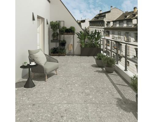 Balkon mit grauen Fliesen, Stuhl und Pflanzen