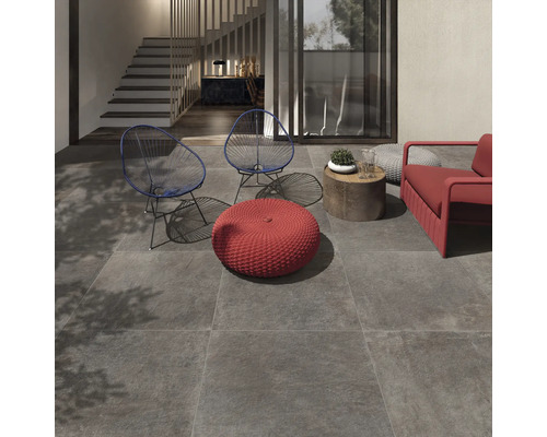 Terrasse mit Möbeln und Bodenfliesen