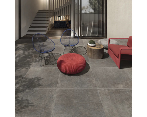 Terrasse mit Bodenfliesen, Sitzgelegenheiten und Treppe