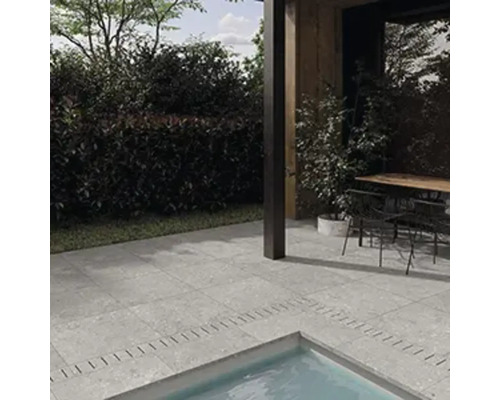 Terrasse mit Steinplatten und Pool im Garten