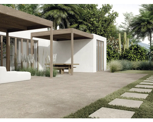 Außenbereich mit Terrassenplatten, Gartenweg und Pergola