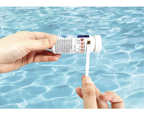 Person testet den Salzgehalt eines Pools mit einem Teststreifen