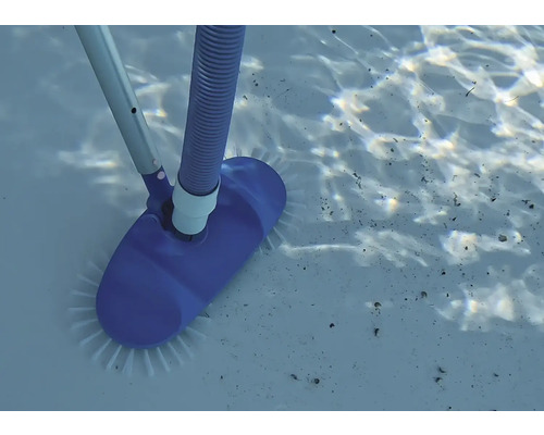 Poolbürste mit Teleskopstange und Schlauch im Wasser