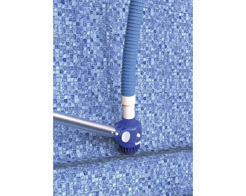 Poolbürste mit Schlauch zum Reinigen eines Pools