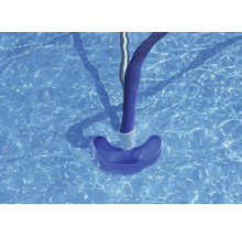 Poolreiniger mit Schlauch im Schwimmbad