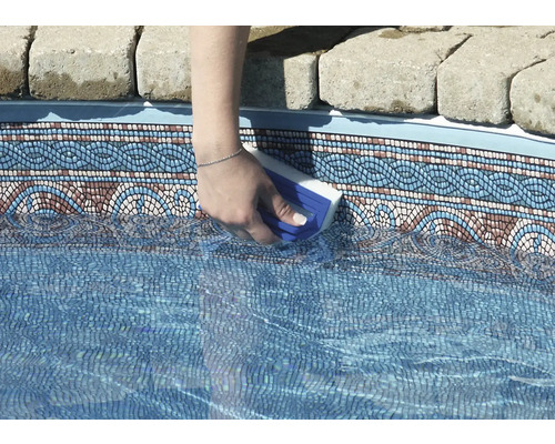 Reinigung von Poolfliesen mit einem Schwamm