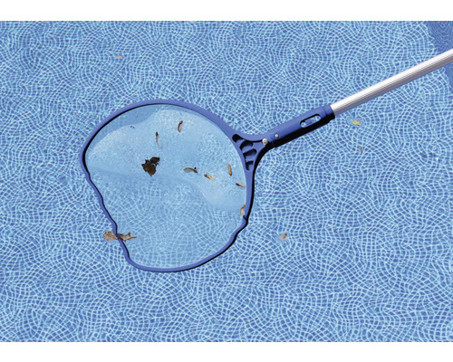 Poolkescher mit Blättern im Schwimmbad