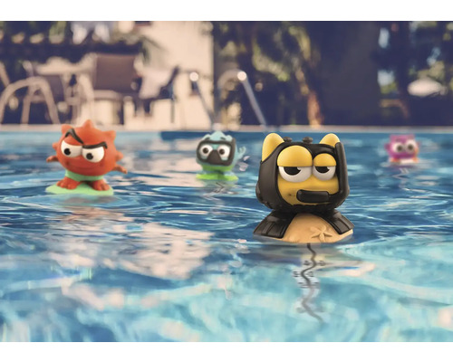 Mehrere Spielzeugfiguren schwimmen in einem Schwimmbecken