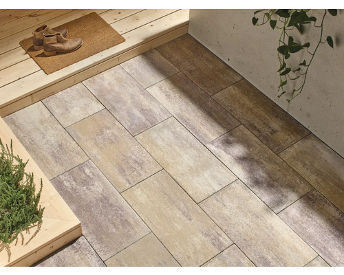 Verlegung von rechteckigen Pflastersteinen im Außenbereich