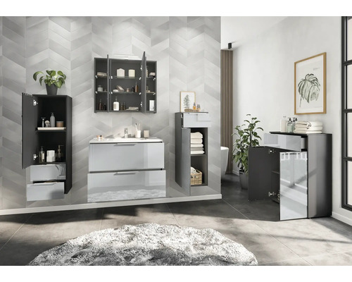 Badezimmer mit Waschtischunterschrank, Spiegelschrank und Hochschrank in dunkler Ausführung.