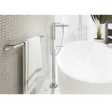 Helles Badezimmer mit Badewanne, Handtuchhalter und strukturierten Wandfliesen