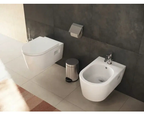 Badezimmer mit wandhängendem WC, Bidet und Abfalleimer