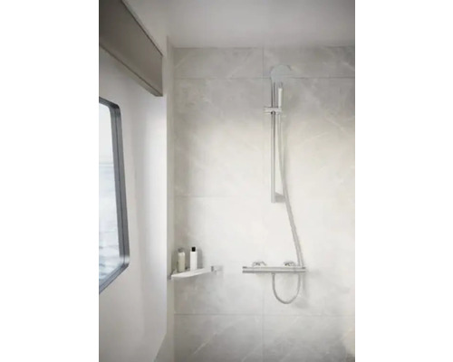 Helles Badezimmer mit Dusche, Ablage und Fenster