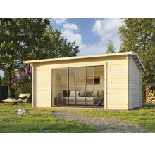 Gartenhaus aus Holz mit Glasschiebetüren und Gartenmöbeln im Garten