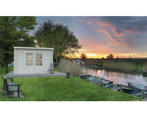 Gartenhaus aus Holz mit Doppeltür auf Terrasse mit See im Hintergrund
