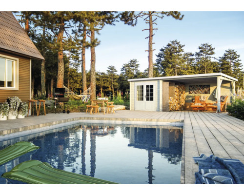 Außenbereich mit Pool, Grill, Gartenhaus, Holzsteg, Liegestühlen, Holztisch und Stühlen.