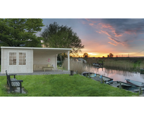 Holzgartenhaus mit überdachter Terrasse und Blick auf den Fluss bei Sonnenuntergang