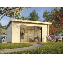 Garten Szene mit einem Holz Gartenhaus, Terrasse, Weg und zwei Stühlen