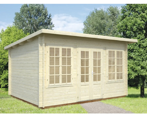 Holzgartenhaus mit Fenstern und Doppeltür auf Rasen