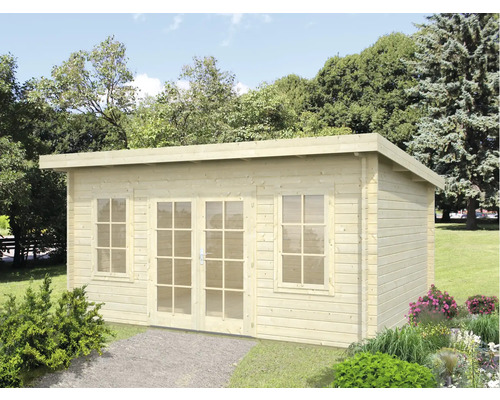 Holzgartenhaus mit Doppeltür und Fenstern im Garten