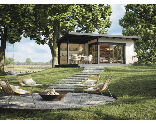 Szene mit einem Gartenhaus, Stufen, einem Feuerkorb und Gartenstühlen unter Bäumen