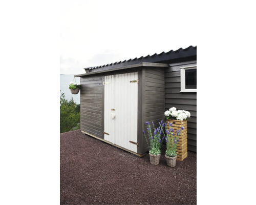 Gartenhaus mit Holzwänden und Doppeltür sowie Blumenkästen