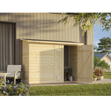 Gartenhaus mit geöffneter Tür und Gartenzubehör