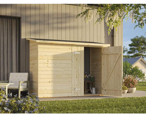 Gartenhaus mit geöffneter Tür und Gartenzubehör