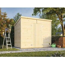 Gartenszene mit Holzgartenhaus, Leiter und Gartenzubehör