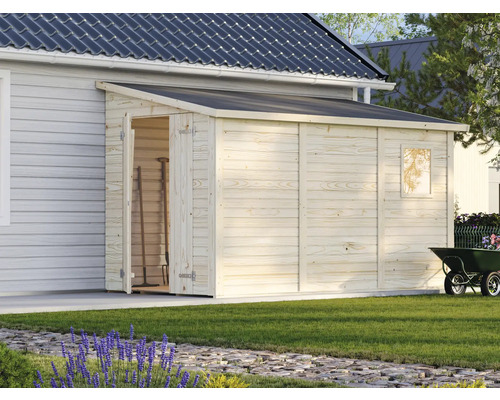 Holzgartenhaus mit geöffneter Tür und Gartengeräten